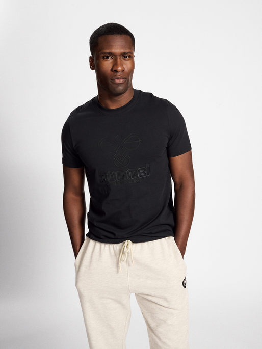 hmlICONS GRAPHIC T-SHIRT, BLACK/BLACK, model