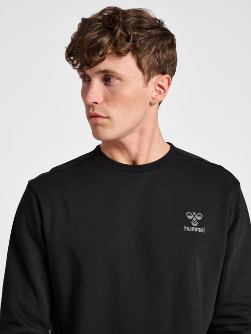hmlOFFGRID SWEATSHIRT, JET BLACK, model