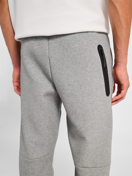 hmlTECH FLEECE REGULAR PANTS, GREY MELANGE hmlTECH FLEECE REGULAR PANTS, GREY MELANGE, model