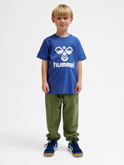hmlTRES T-SHIRT S/S, TRUE NAVY, model