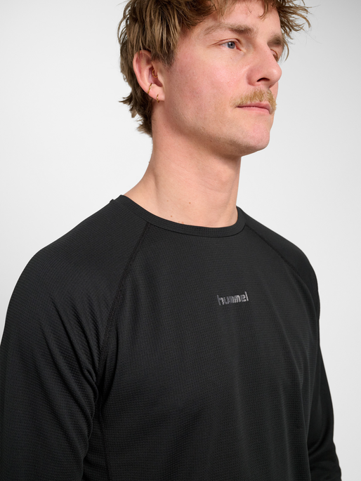 hmlMOMENTUM T-SHIRT L/S, BLACK, model