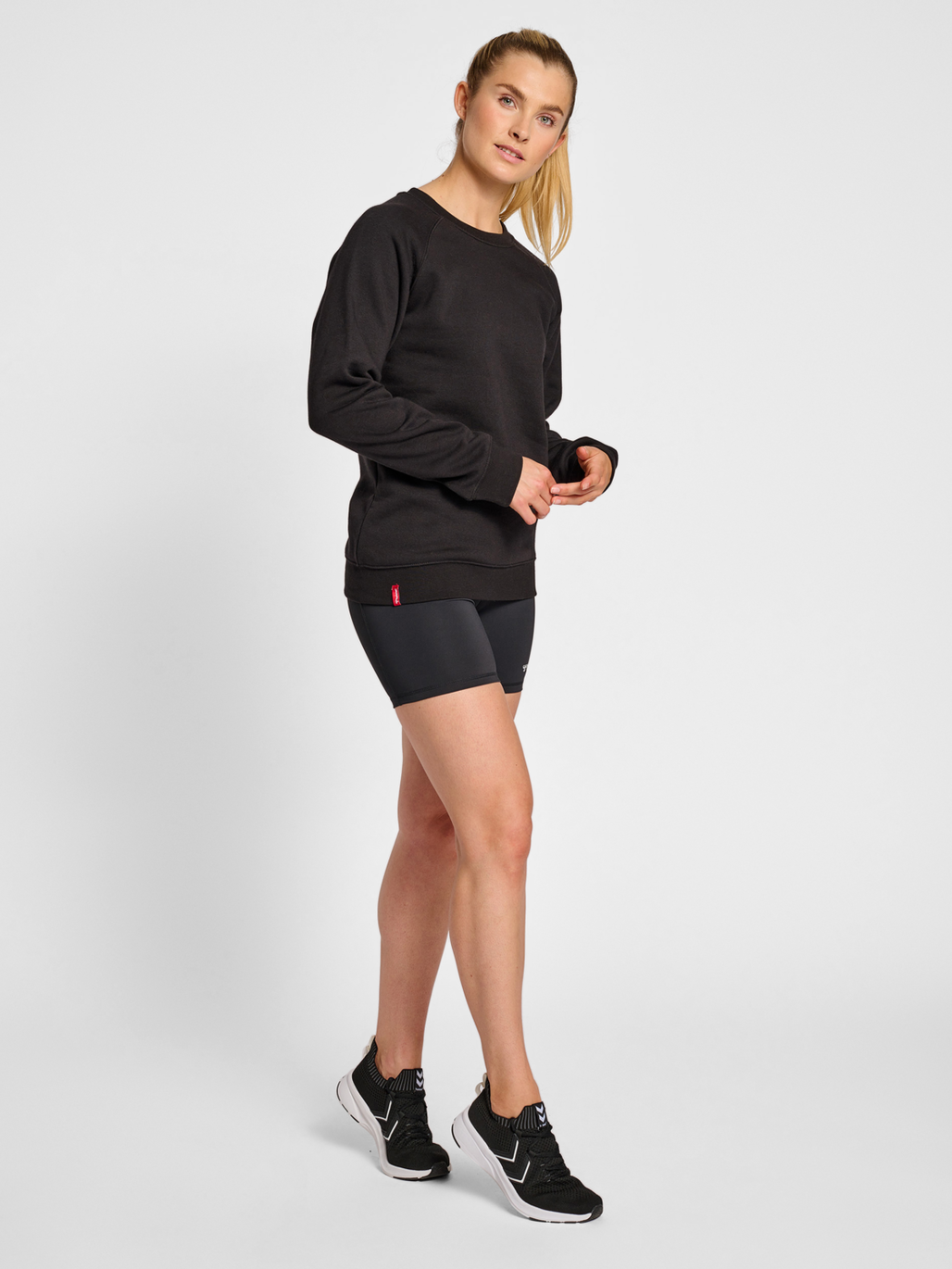 hmlRED HEAVY SWEATSHIRT WOMAN, BLACK, model