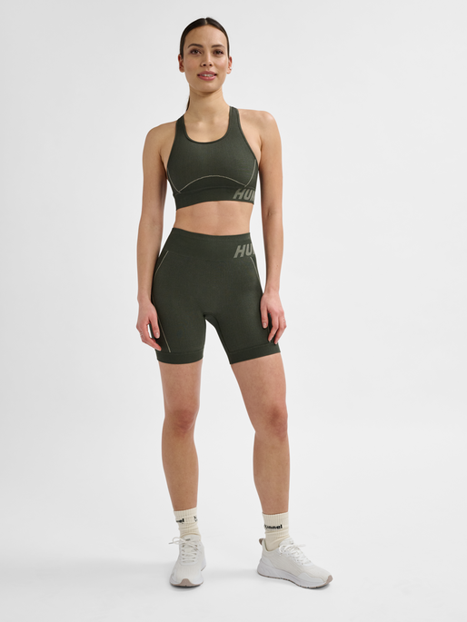 hmlTE CHRISTEL SEAMLESS SHORTS, CLIMBING IVY/SEAGRASS MELANGE, model