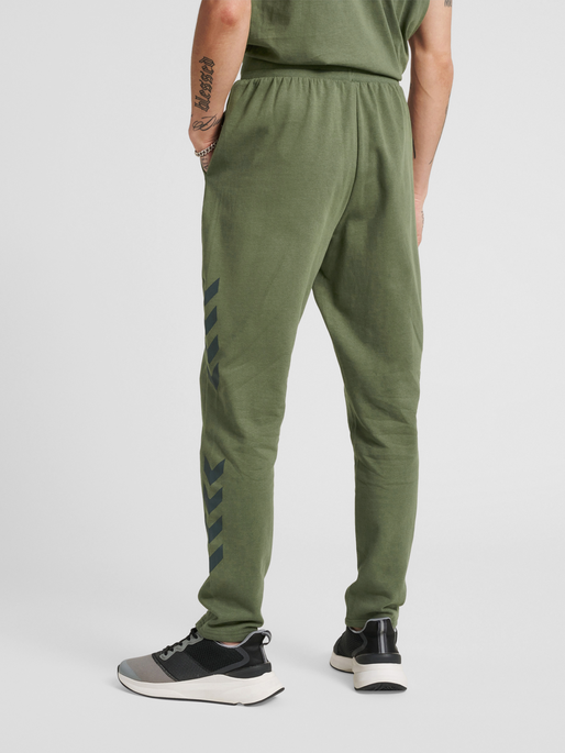 hmlLEGACY TAPERED PANTS, BEETLE, model