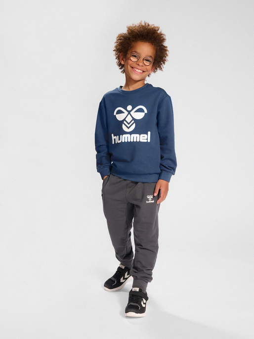 hmlDOS SWEATSHIRT, BERING SEA, model