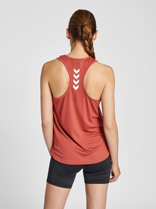 hmlTE TOLA TANKTOP, APPLE BUTTER, model