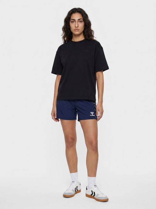 hmlAUTHENTIC WOVEN SHORTS WOMAN, MARINE, model