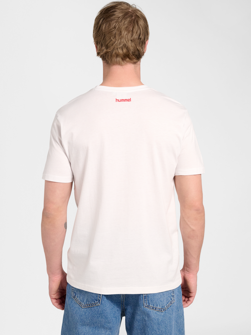 hmlPULSE GRAPHIC T-SHIRT S/S, WHITE/TANGO RED, model