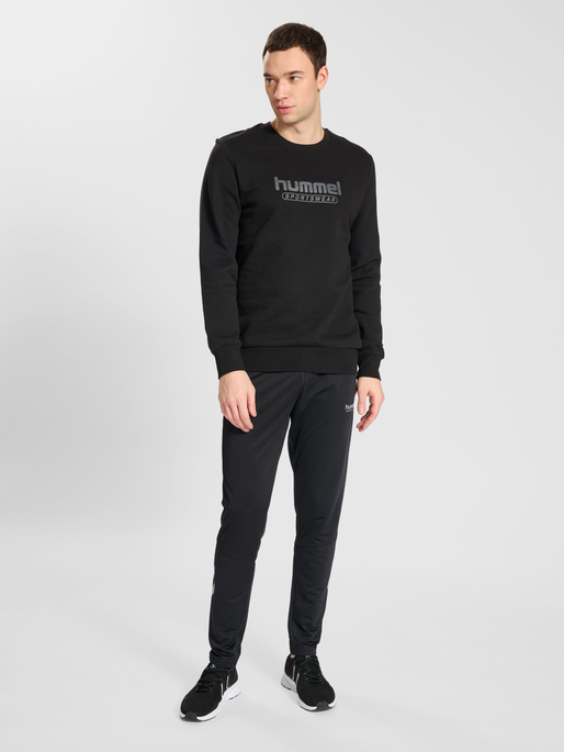 hmlBOOSTER SWEATSHIRT, BLACK, model