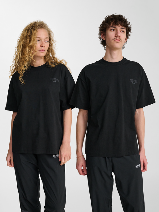 hmlLOOSE T-SHIRT S/S KICK OFF CLUB, BLACK, model