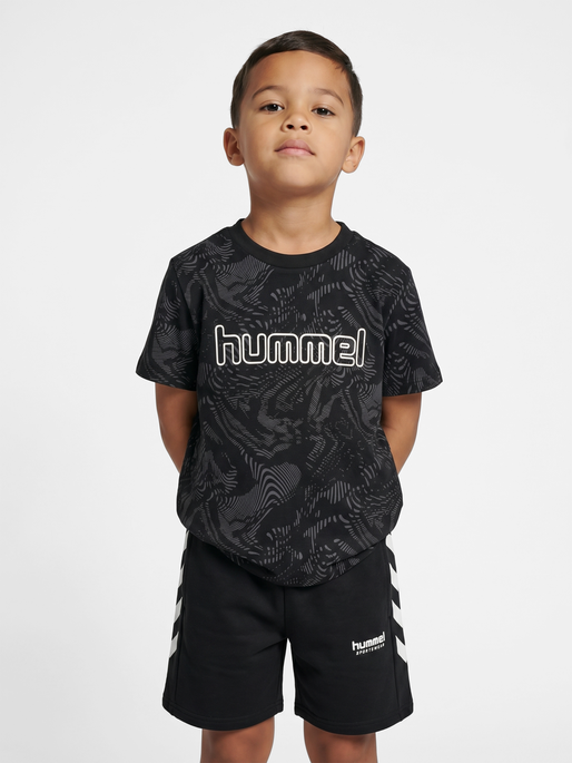hmlJR AOP LOGO T-SHIRT, BLACK, model