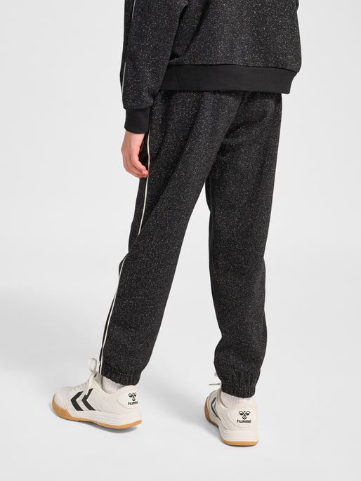 hmlJR LOOSE GLITTER SWEATPANT, BLACK, model