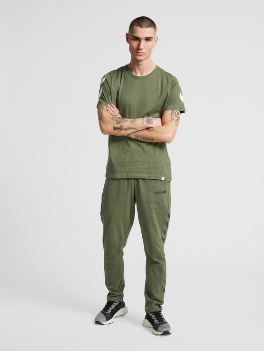 hmlLEGACY TAPERED PANTS, BEETLE, model