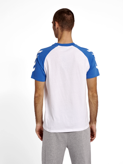 hmlLEGACY BLOCKED T-SHIRT, WHITE/DEEP WATER, model