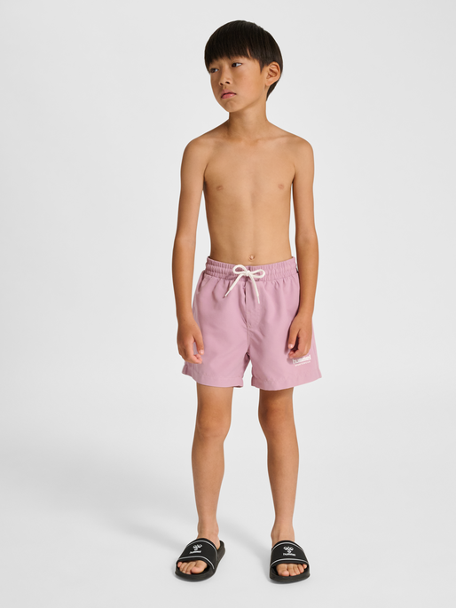 hmlJR REG BOARD SHORTS, MAUVE SHADOW, model