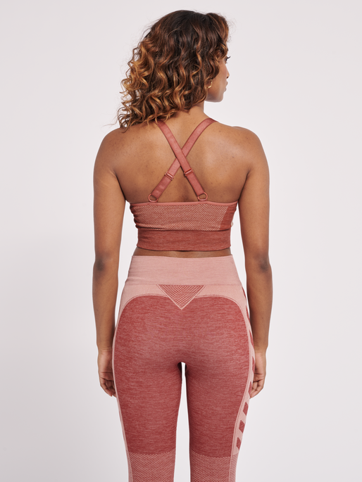 hmlCLEA SEAMLESS SPORTS TOP, WITHERED ROSE, model