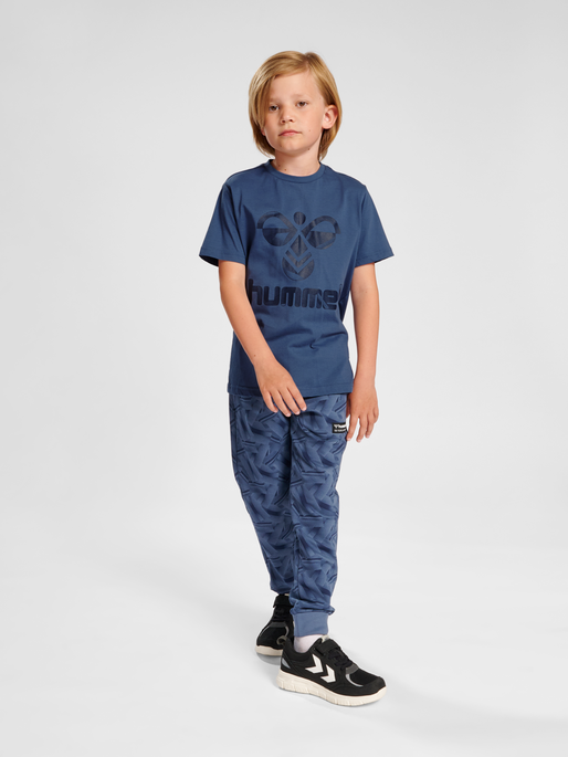 hmlSOFUS T-SHIRT S/S, BERING SEA, model