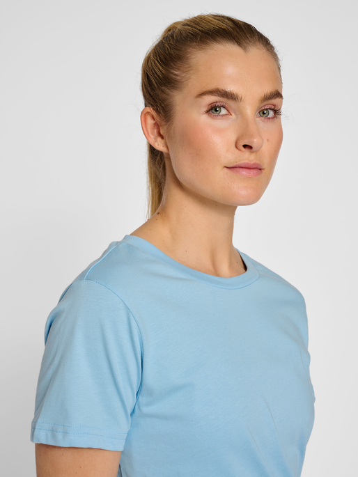 hmlRED HEAVY T-SHIRT S/S WOMAN, BLUE BELL, model