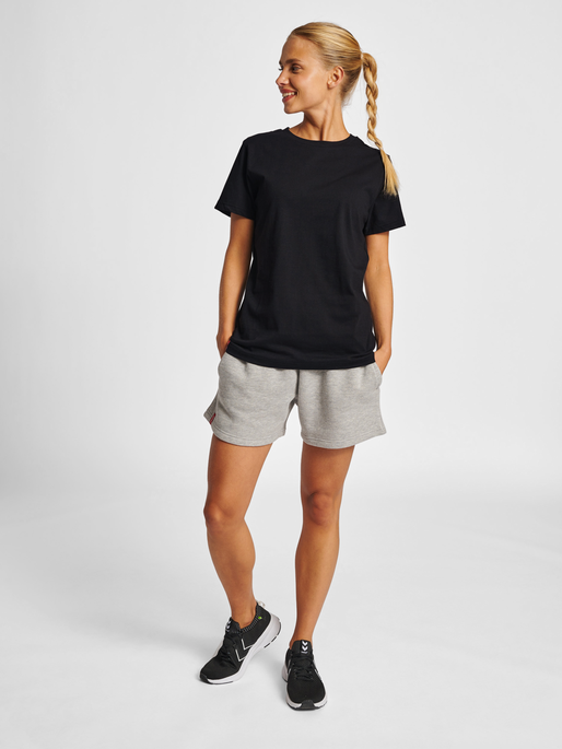 hmlRED HEAVY T-SHIRT S/S WOMAN, BLACK, model