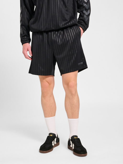 hmlSTRIPE SHORTS, BLACK, model