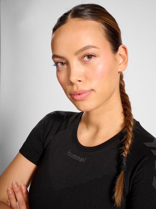 HUMMEL FIRST SEAMLESS JERSEY S/S W, BLACK, model
