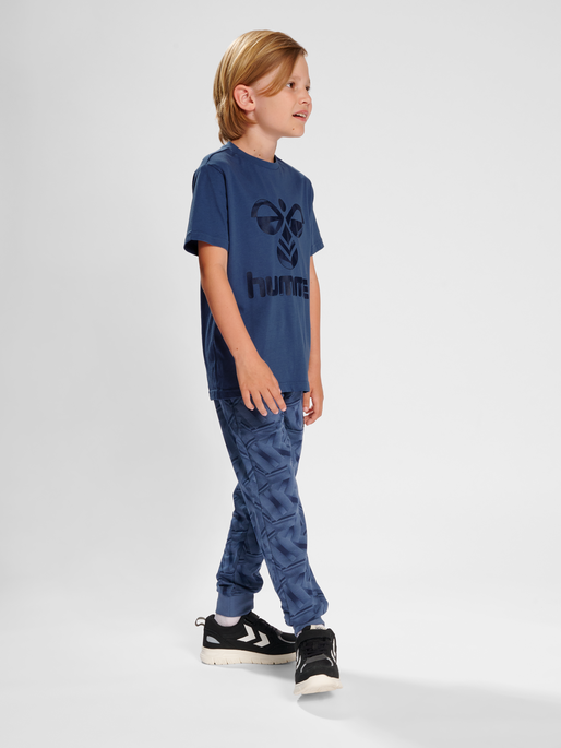 hmlSOFUS T-SHIRT S/S, BERING SEA, model