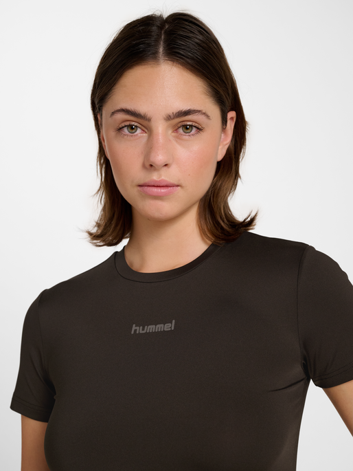 hmlFAST W TRAINING T-SHIRT S/S, AFTER DARK, model