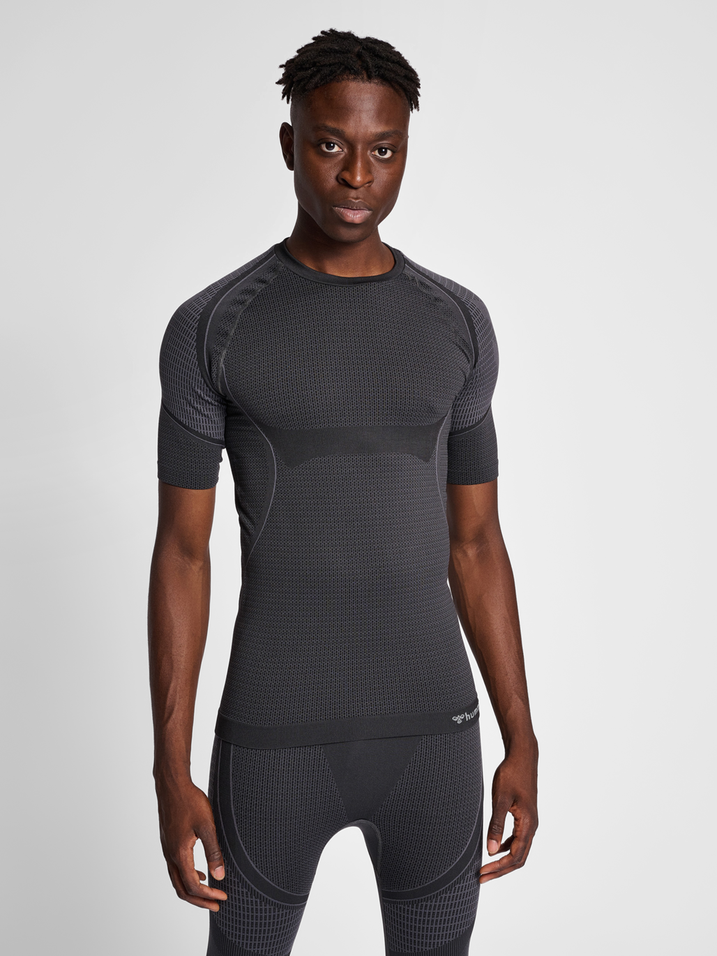 hmlMT OLLI SEAMLESS TIGHT T-SHIRT, BLACK/ASPHALT MELANGE, model