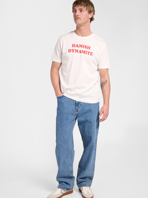 hmlPULSE GRAPHIC T-SHIRT S/S, WHITE/TANGO RED, model