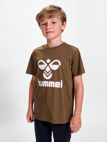 hmlTRES T-SHIRT S/S, BEECH, model