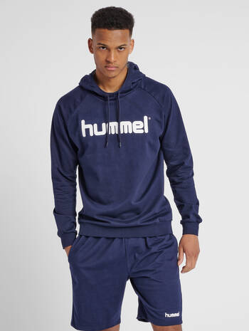 HUMMEL GO COTTON LOGO HOODIE, MARINE, model
