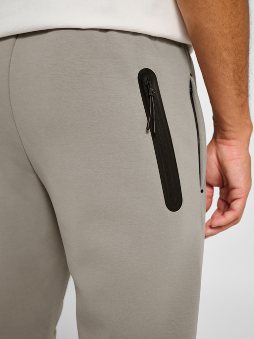 hmlTECH FLEECE REGULAR PANTS, ROCK RIDGE, model