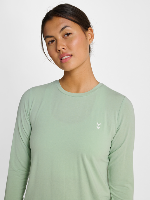 hmlYOGA SOFT LOOSE W T-SHIRT LS, FROSTY GREEN, model