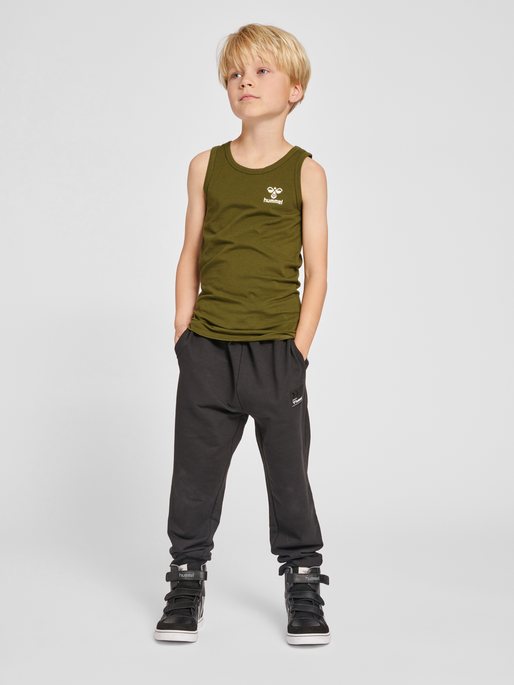 hmlNOLAN TANK TOP 2-PACK, DARK OLIVE, model