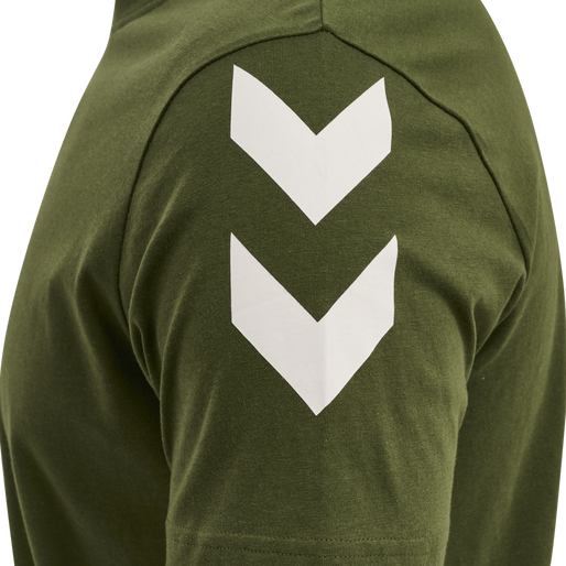 hmlLEGACY CHEVRON T-SHIRT, RIFLE GREEN, packshot