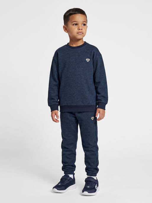 hmlJR LOOSE DNM CREWNECK BEE, DRESS BLUES, model