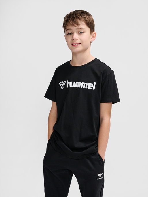 hmlGO 2.0 LOGO T-SHIRT S/S KIDS, BLACK, model