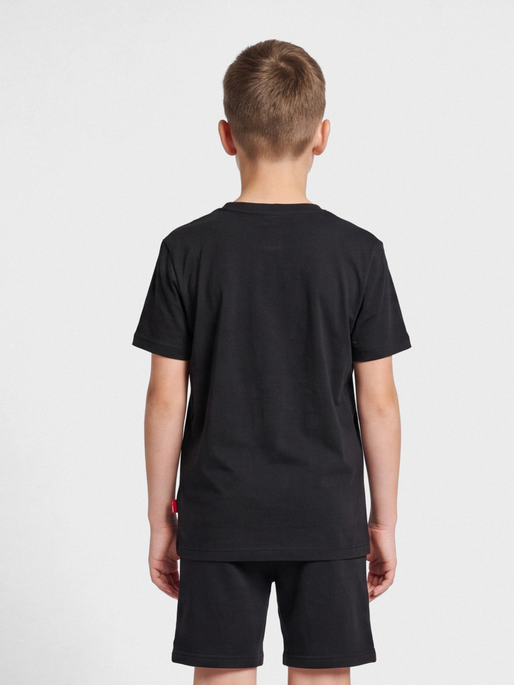 hmlRED BASIC T-SHIRT S/S KIDS, BLACK, model