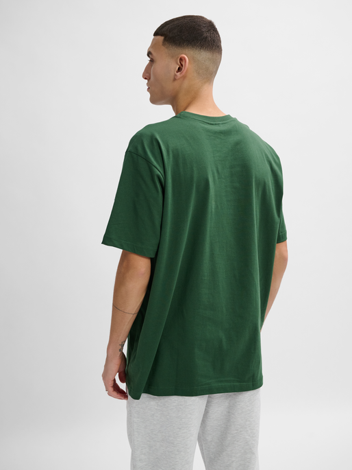 hmlFELIX LOOSE TEE, DARK GREEN, model