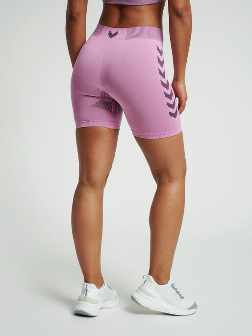 HUMMEL FIRST SEAMLESS TRAINING SHORT TIGHTS WOMAN, COTTON CANDY, model