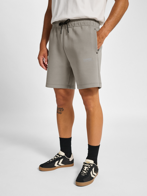 hmlTECH FLEECE SHORTS, ROCK RIDGE, model