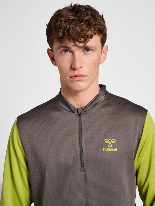 hmlONGRID 1/2 ZIP POLY SWEAT, FORGED IRON/DARK CITRON, model