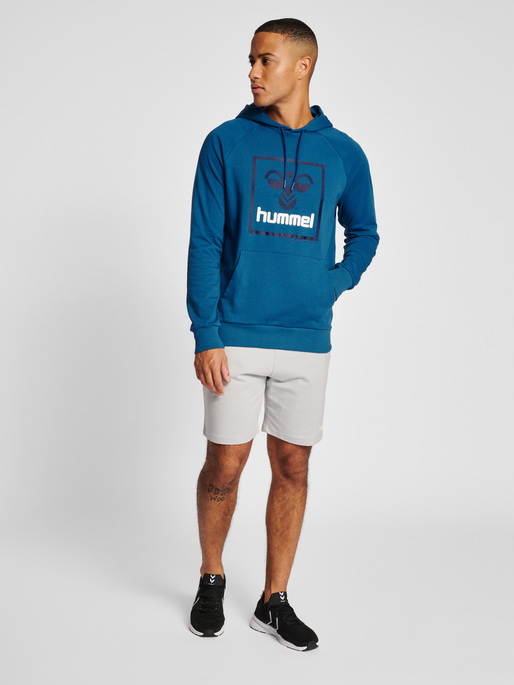 hmlISAM 2.0 HOODIE, DARK BLUE, model