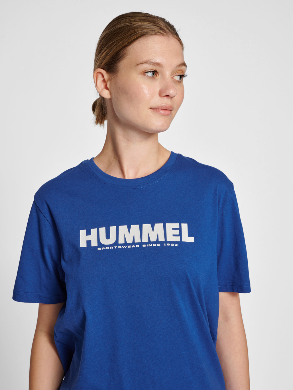 hmlLEGACY T-SHIRT, MAZARINE BLUE, model