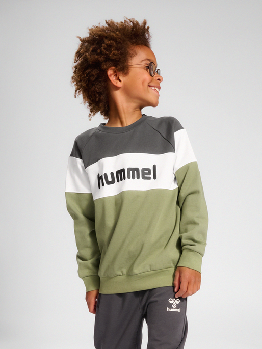 hmlCLAES SWEATSHIRT, OIL GREEN, model