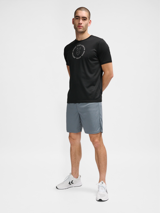 hmlTE TOPAZ SHORTS, STORMY WEATHER, model
