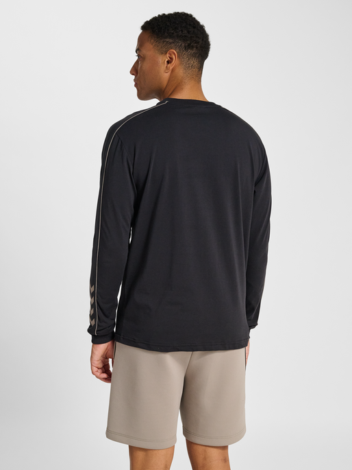 hmlPULSE PIPING T-SHIRT L/S, BLACK, model