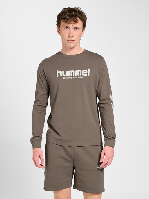 hmlLEGACY 2.0 T-SHIRT L/S, DARK NIGHT, model