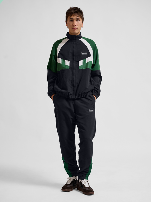 hmlTRACKSUIT JACKET SPORTSWEAR, BLACK, model