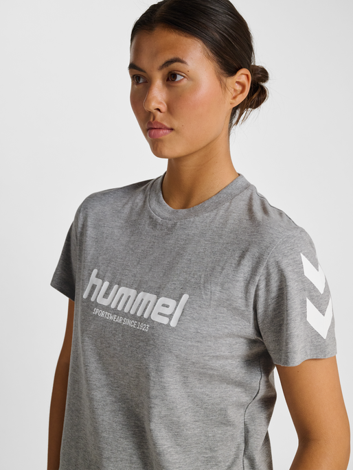 hmlLEGACY 2.0 W T-SHIRT S/S, GREY MELANGE, model